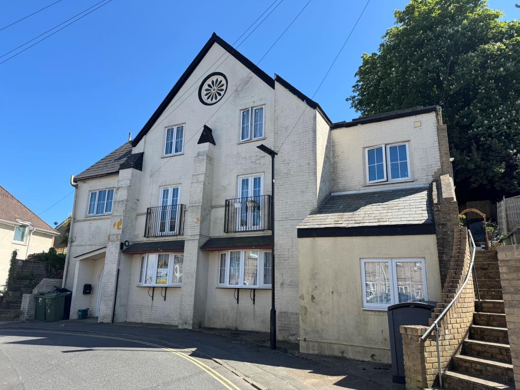 Lot: 130 - TOWN CENTRE GROUND FLOOR TWO-BEDROOM FLAT FOR INVESTMENT OR OCCUPATION - The Front of the Building